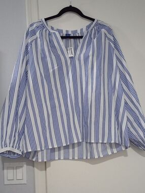 NWT Old Navy Blue and White Striped Women’s Blouse - Classic V-Neck Is Size XL